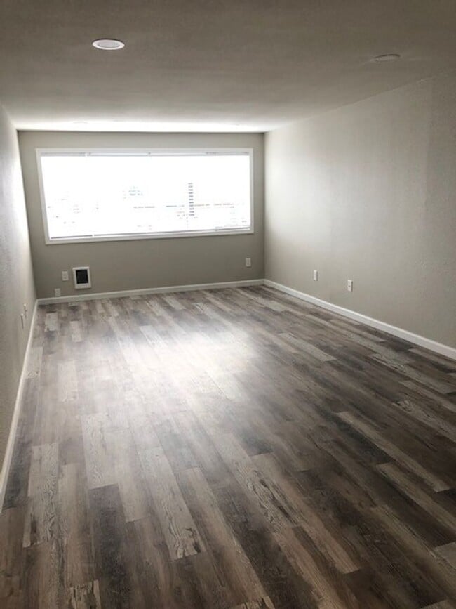 Building Photo - 1355 State Ave