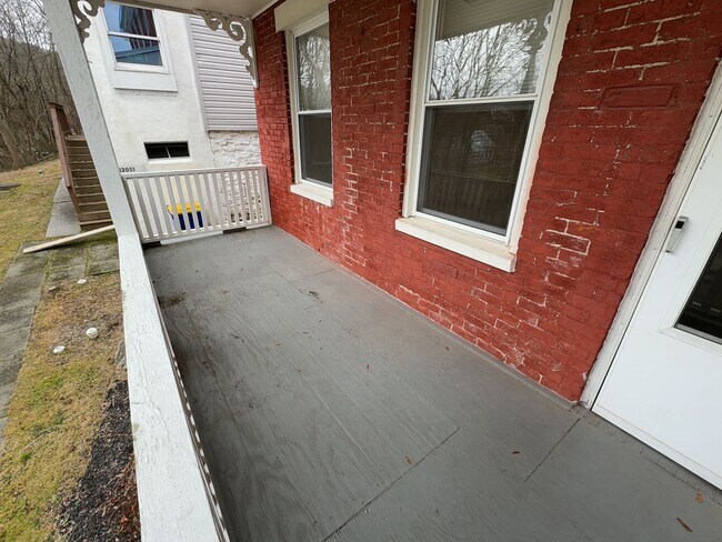 Building Photo - Rear Unit