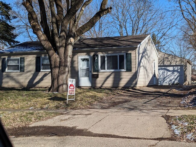 Foto del edificio - Nice 3 bedroom ranch with a 2 car garage.