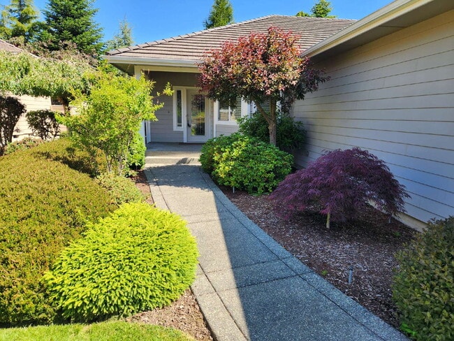 Building Photo - 2 bed plus office, 2 bathroom condo in Sun...