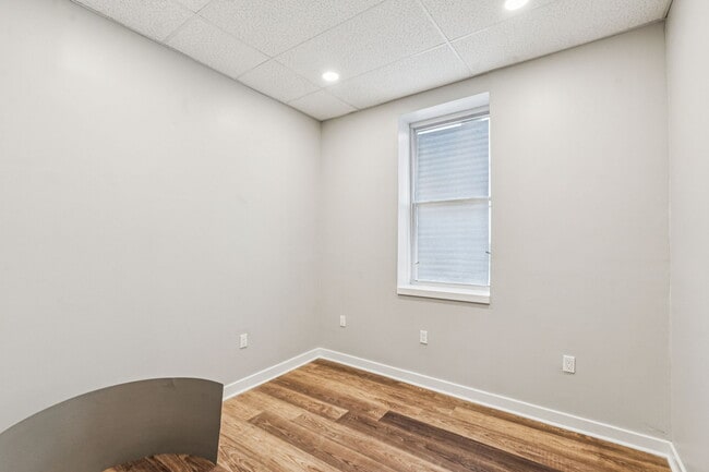 Building Photo - 2553 E Somerset St