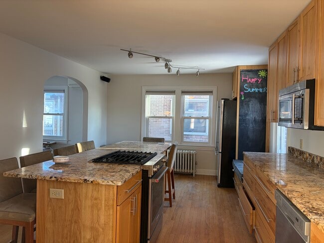 Building Photo - 934 W Shore Dr