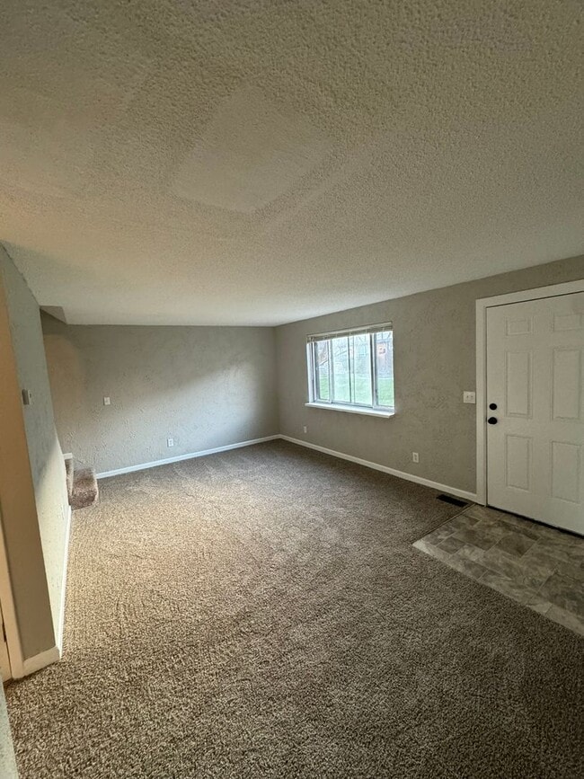 Building Photo - Three Bed, Two and a Half Bath Townhouse i...