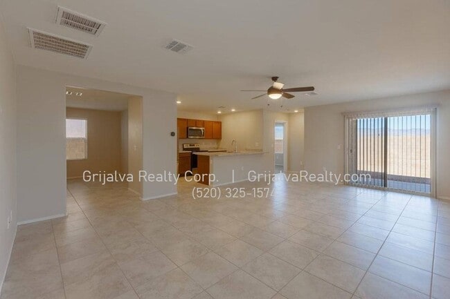 Building Photo - Lovely 3 Bedroom, 2 Bath Home with Den in Southeast Tucson (Irvington/Camino Seco)