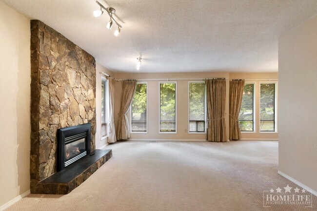 Building Photo - 3 Bed, 3 Bath Home for Rent in South Surrey!