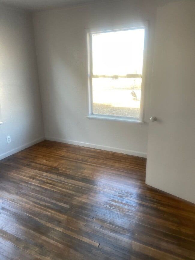 Building Photo - 3 bedroom plus garage