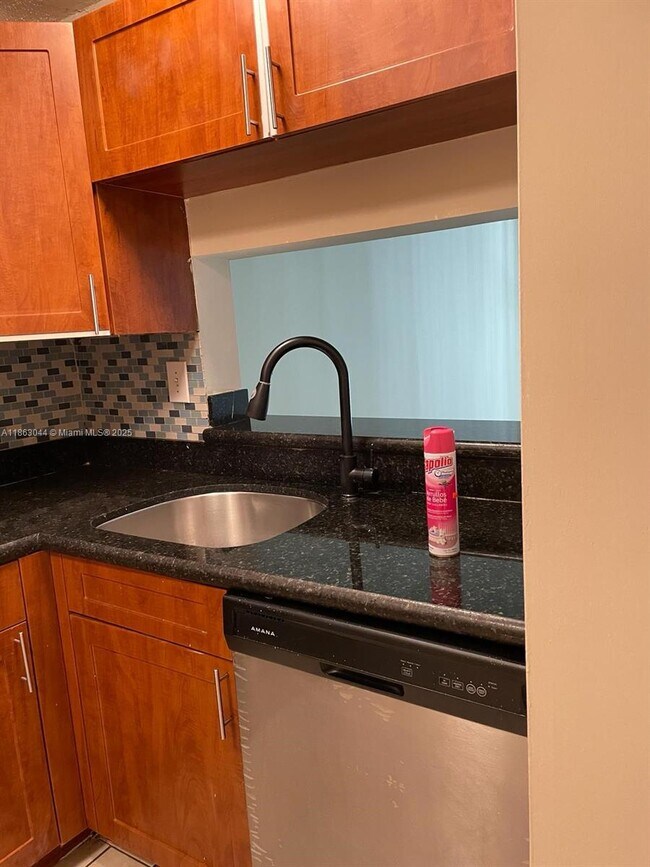 Foto del edificio - 486 NW 165th St