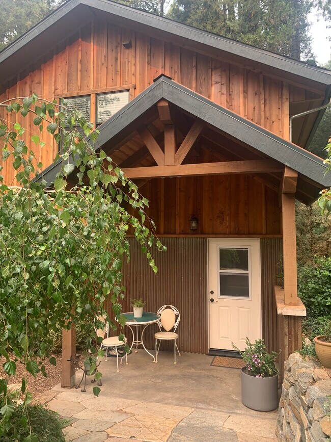 Private entry - 13620 Kantorbery Ct