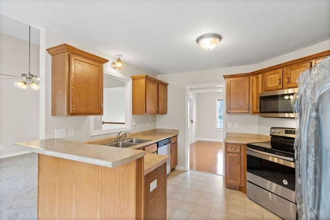 Building Photo - Come take a look at this 5 bedroom beauty!