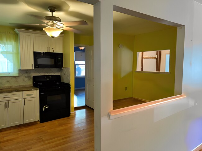 Building Photo - 172 E Parkview Dr