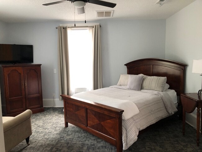 Building Photo - 400 Elizabeth St