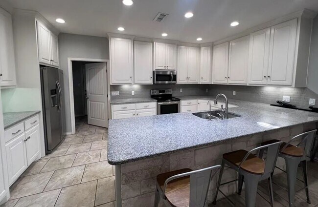 Building Photo - 1503 Club Dr