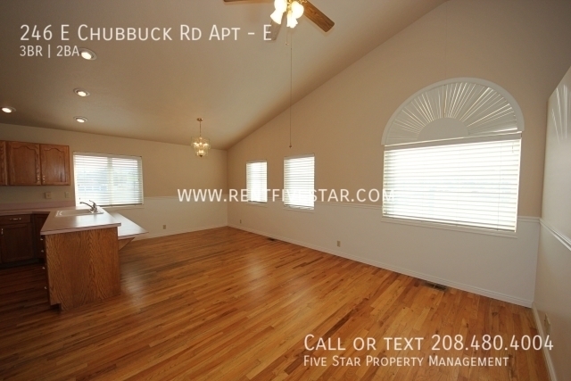 Building Photo - Large Apartment with Gorgeous Vaulted Ceil...