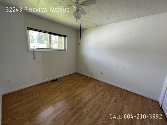 Photo du bâtiment - Bright 3 Bedroom Home with Large Shop!