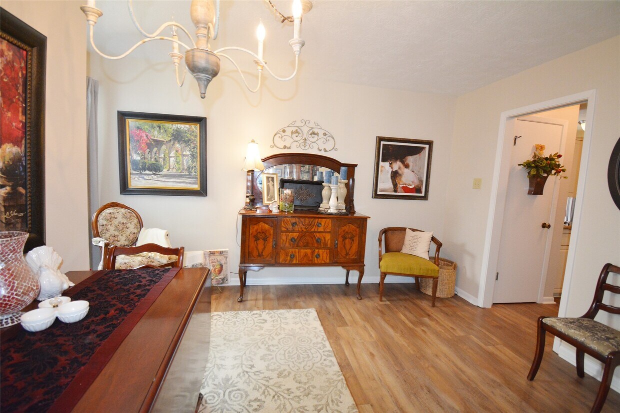 Foto principal - 323 E Main St