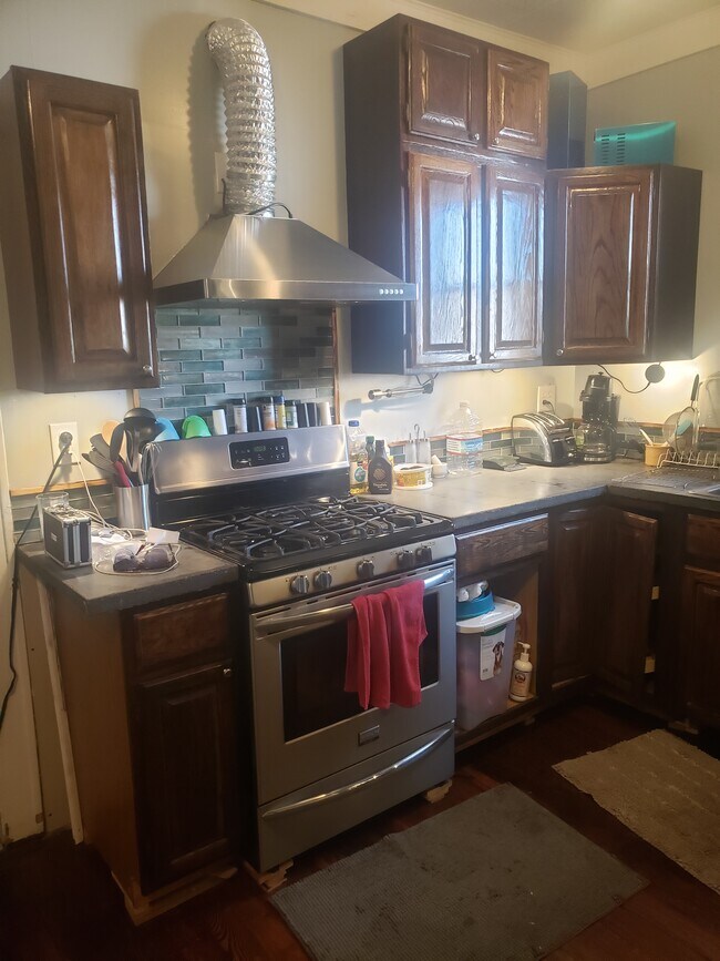 Kitchen - 11336 W Jefferson Ave