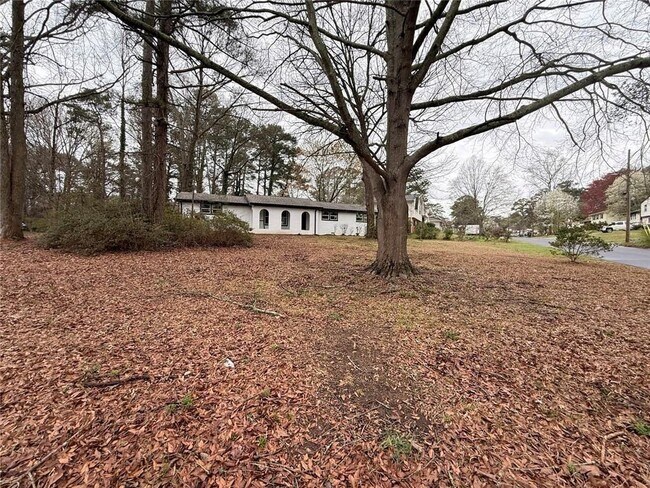 Building Photo - 1055 Pinecrest Dr