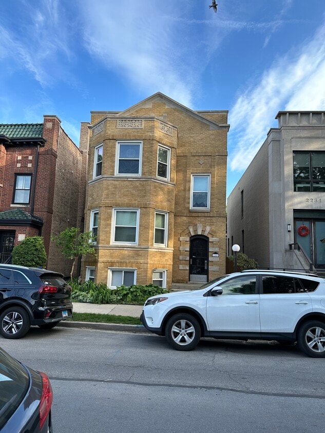 Primary Photo - 2249 W Winnemac Ave