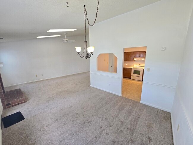 Foto del edificio - BEAUTIFUL 3-BED, 2-BATH HOME ON THE LAKE I...