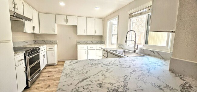 Foto del edificio - Gorgeous Remodeled 3bed 3bath 2 car garage...