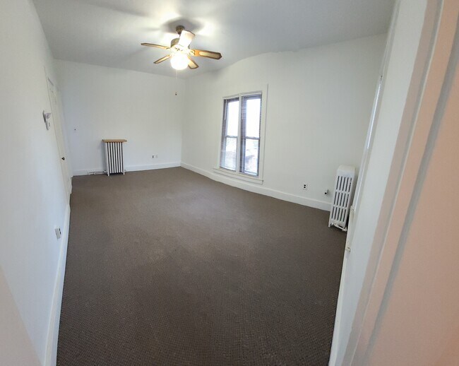 Amplia sala de estar - 305 Judd Rd