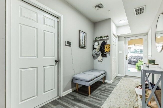 Building Photo - Stunning and Luxurious 3-Bedroom, 5 Bathro...