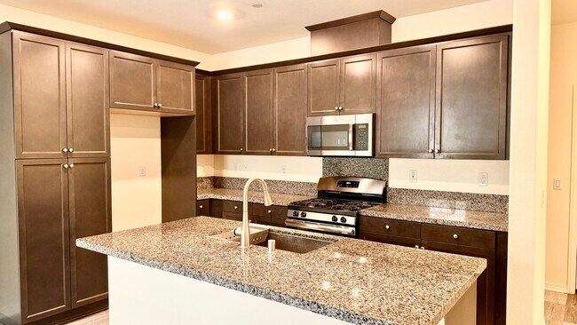 Foto del edificio - Beautifully 2019-Built 3 Beds 2.5 Baths 1,468 Sqft Home in Eastvale!