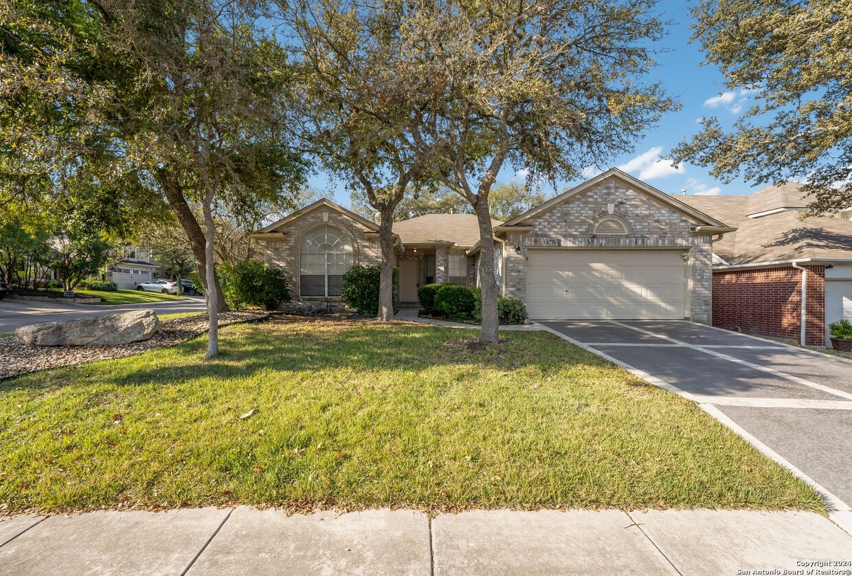 Primary Photo - 3/2/2 Beauty on a Corner Lot in Knollcreek