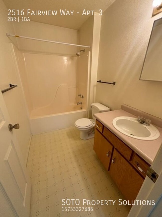 Building Photo - 2BD/1BA Duplex