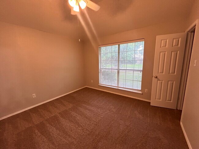 Foto del edificio - 6104 Oldham Dr