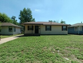 Building Photo - 764 E Rose Dr