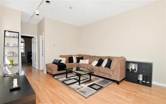 Building Photo - 533 Monroe St