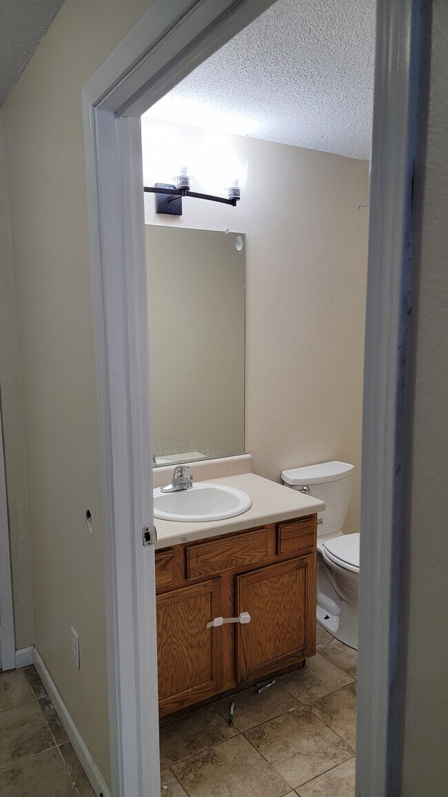 Foto del edificio - 2440 Whispering Ridge Dr