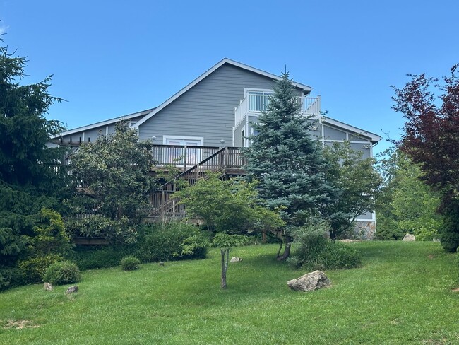 Building Photo - Country Living, but still close to it all