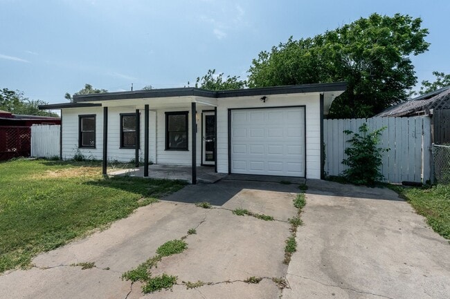Building Photo - CENTRAL CITY FOUR BEDROOM TWO BATH HOUSE!
