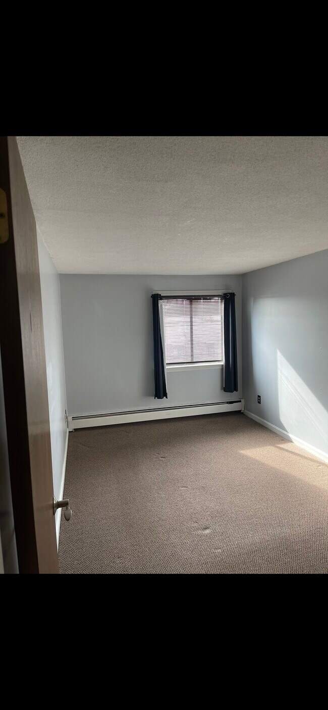 Nice size bedroom with walk in closet - 645 W Lowell Ave