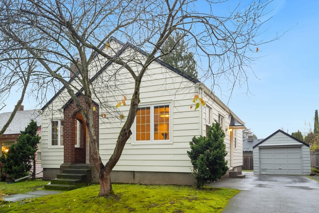 Building Photo - 2323 SE Pine St