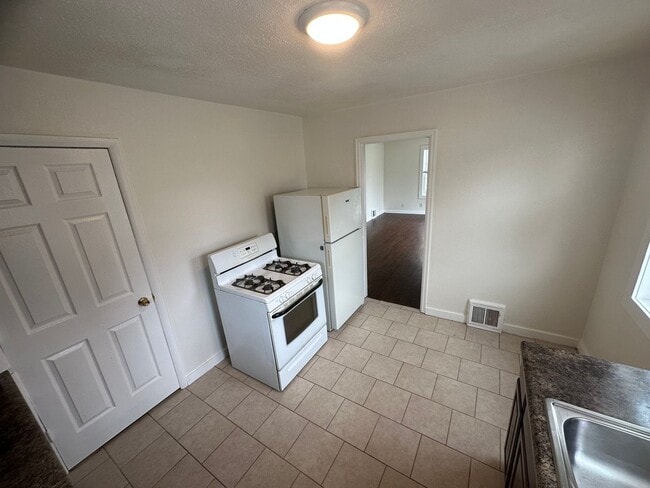 Building Photo - 2-bedroom house available now