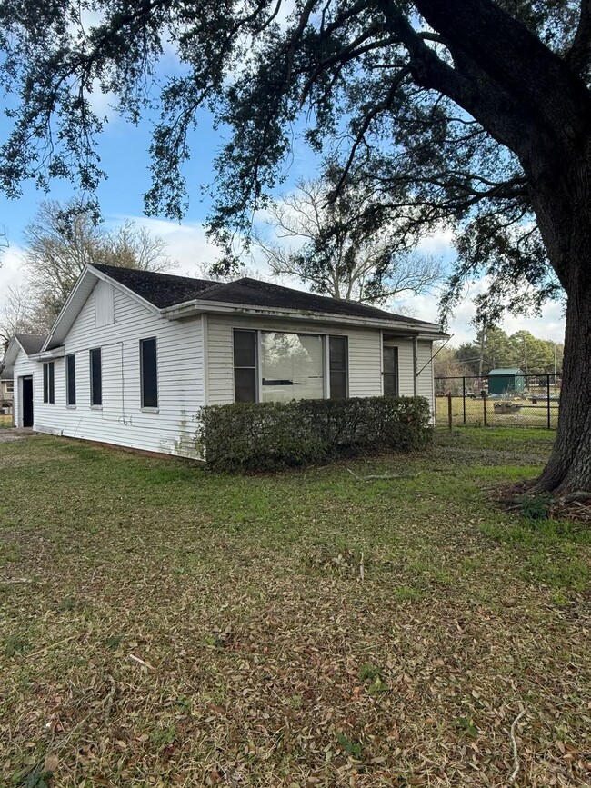 Foto del edificio - Adorable 3 Bedrooms / 1 Bathroom Home!