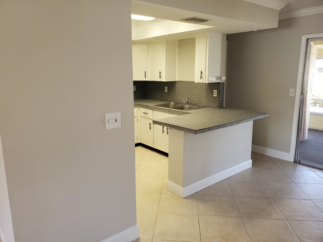 Foto del edificio - 3310 NE Jeannette Dr