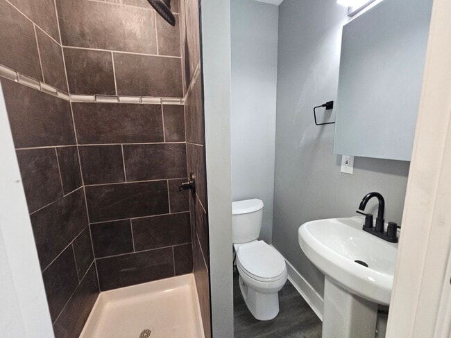 Building Photo - Fully updated 1 bedroom 1 bath apartment f...
