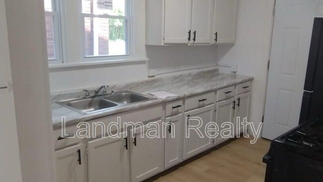 Building Photo - 1404 Maple Ave