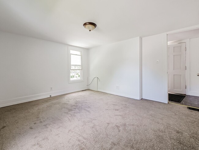 Building Photo - Welcome to this charming 2-bedroom, 1-bath...