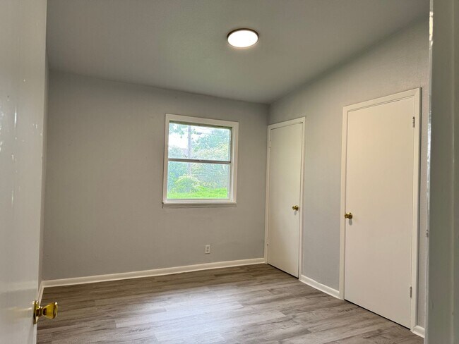 Foto del edificio - Spacious Open 3 Bedroom Home