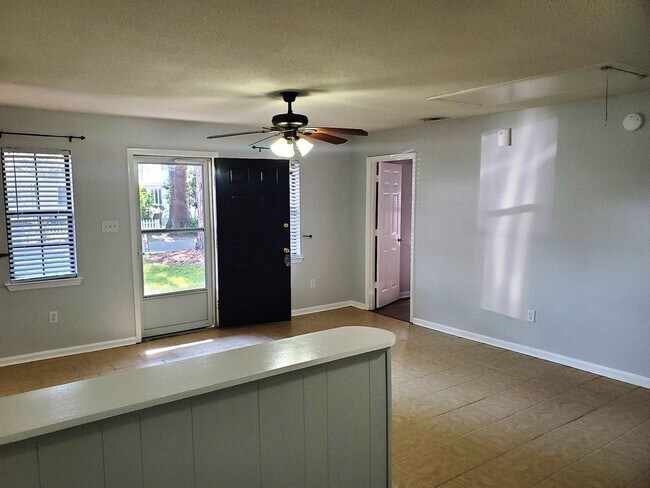 Foto del edificio - **Newly remodeled kitchen **  2 bedroom, 2bath Isle of Hope home with fenced in backyard and scre...