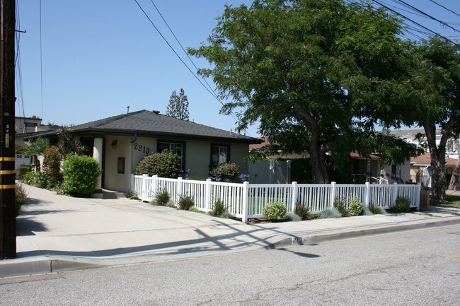 Foto del edificio - 2213 Bataan Rd