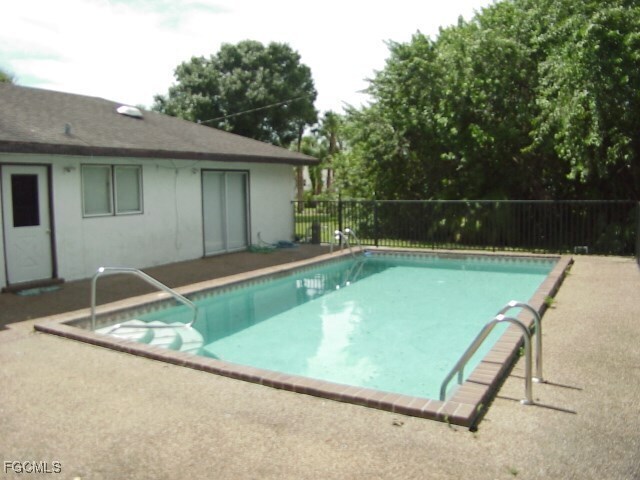 Building Photo - 620 Robert Ave