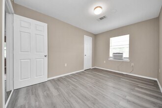 Building Photo - 17111 River Rd