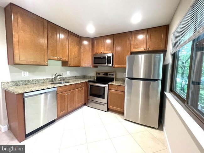 Building Photo - 2661 Glengyle Dr