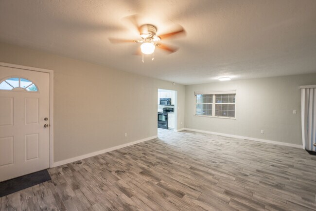 Building Photo - 1011 Bianca Dr NE